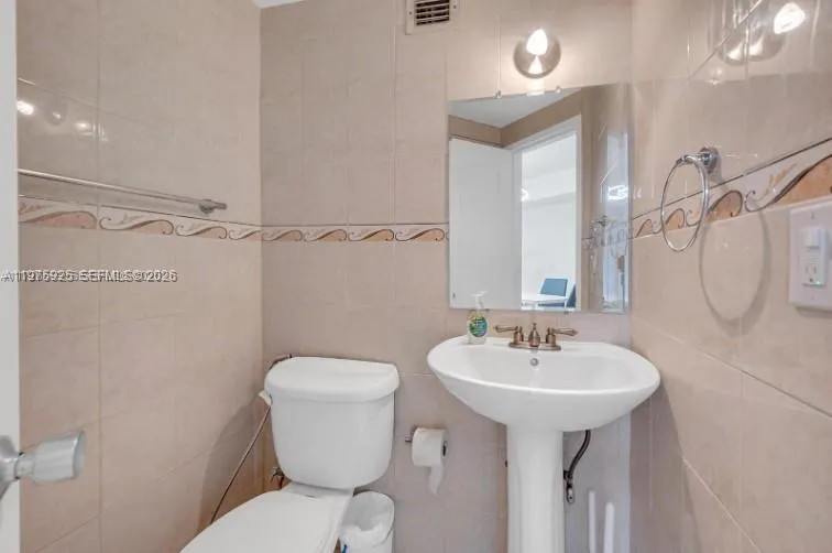 999 Brickell Bay Dr 2007, Miami, Florida 33131, Miami, Florida 33131, 1 Bedroom Bedrooms, ,1 BathroomBathrooms,Residential,For Sale,999 Brickell Bay Dr 2007, Miami, Florida 33131,A11975925