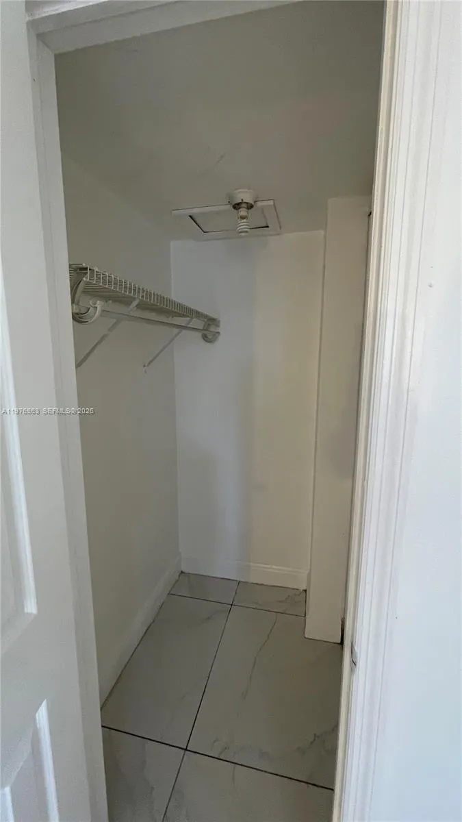 WALK IN CLOSET