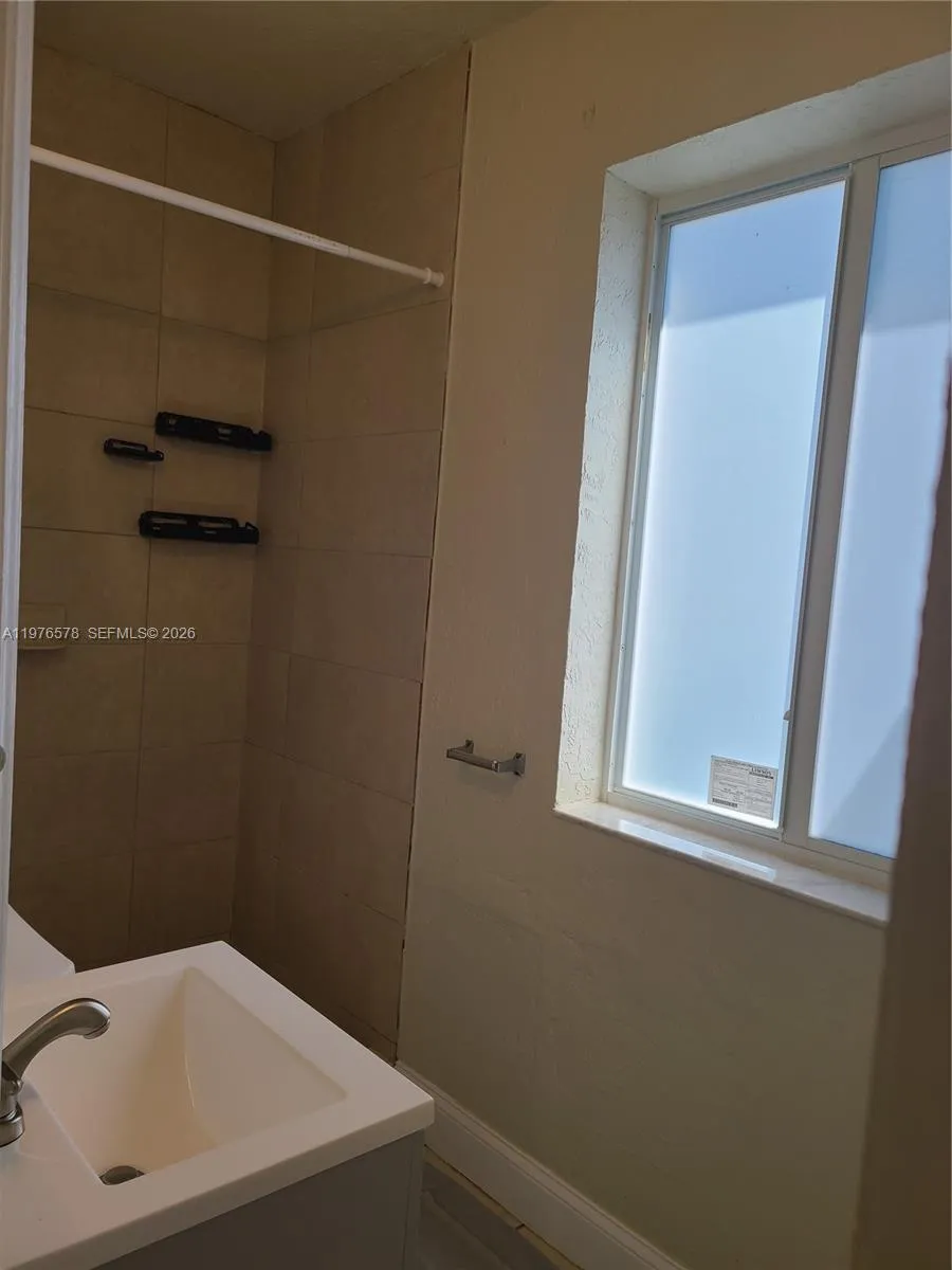 1005 N 18th Ct 3, Hollywood, Florida 33020, Hollywood, Florida 33020, 1 Bedroom Bedrooms, ,1 BathroomBathrooms,Residential Lease,For Rent,1005 N 18th Ct 3, Hollywood, Florida 33020,A11976578