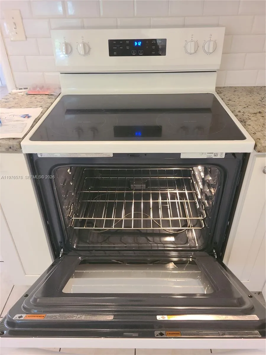 1005 N 18th Ct 3, Hollywood, Florida 33020, Hollywood, Florida 33020, 1 Bedroom Bedrooms, ,1 BathroomBathrooms,Residential Lease,For Rent,1005 N 18th Ct 3, Hollywood, Florida 33020,A11976578