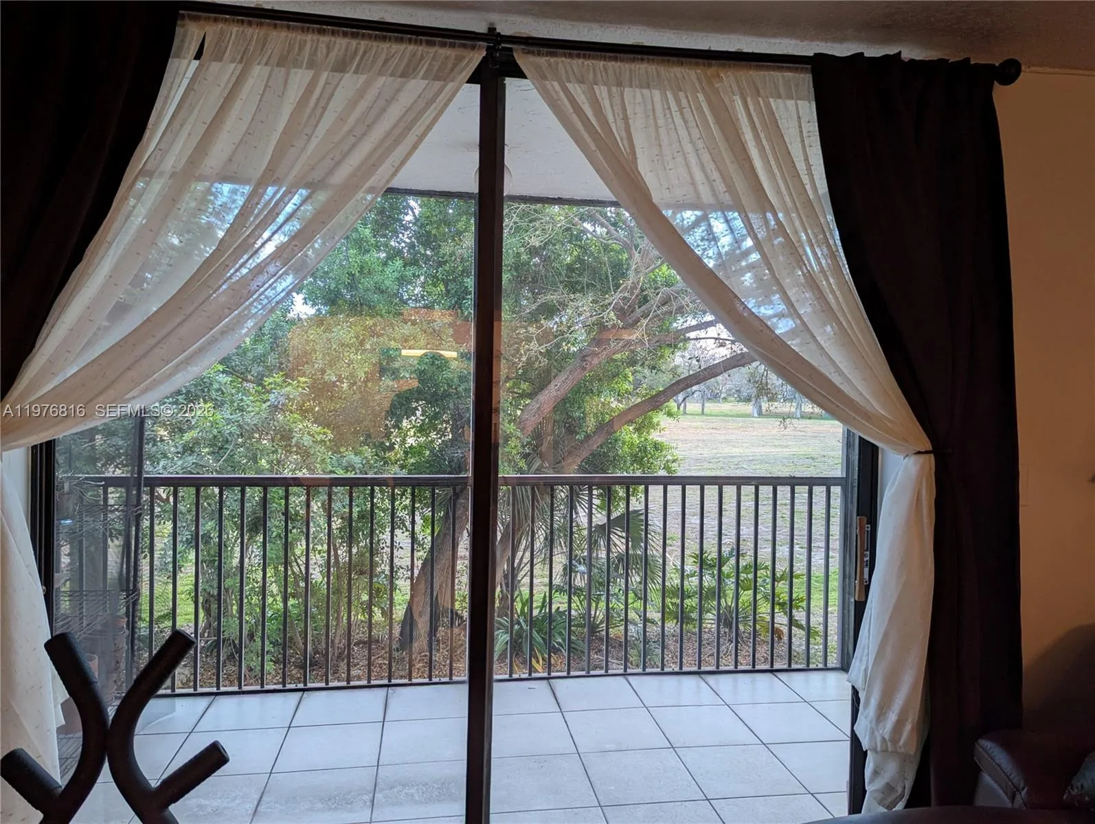 balcony and view to the beautiful oak tree and golf coarse