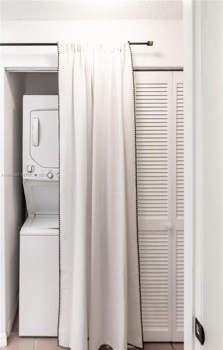 3007 Bird Ave 4, Miami, Florida 33133, Miami, Florida 33133, 1 Bedroom Bedrooms, ,1 BathroomBathrooms,Residential Lease,For Rent,3007 Bird Ave 4, Miami, Florida 33133,A11976251