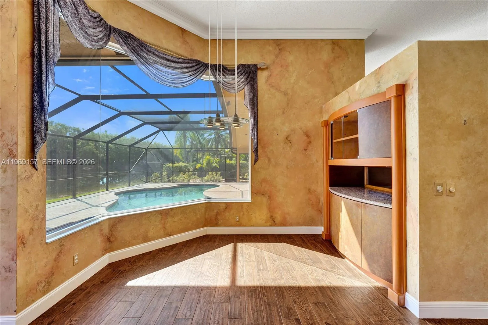 Breakfast area adjacent to kitchen and family room