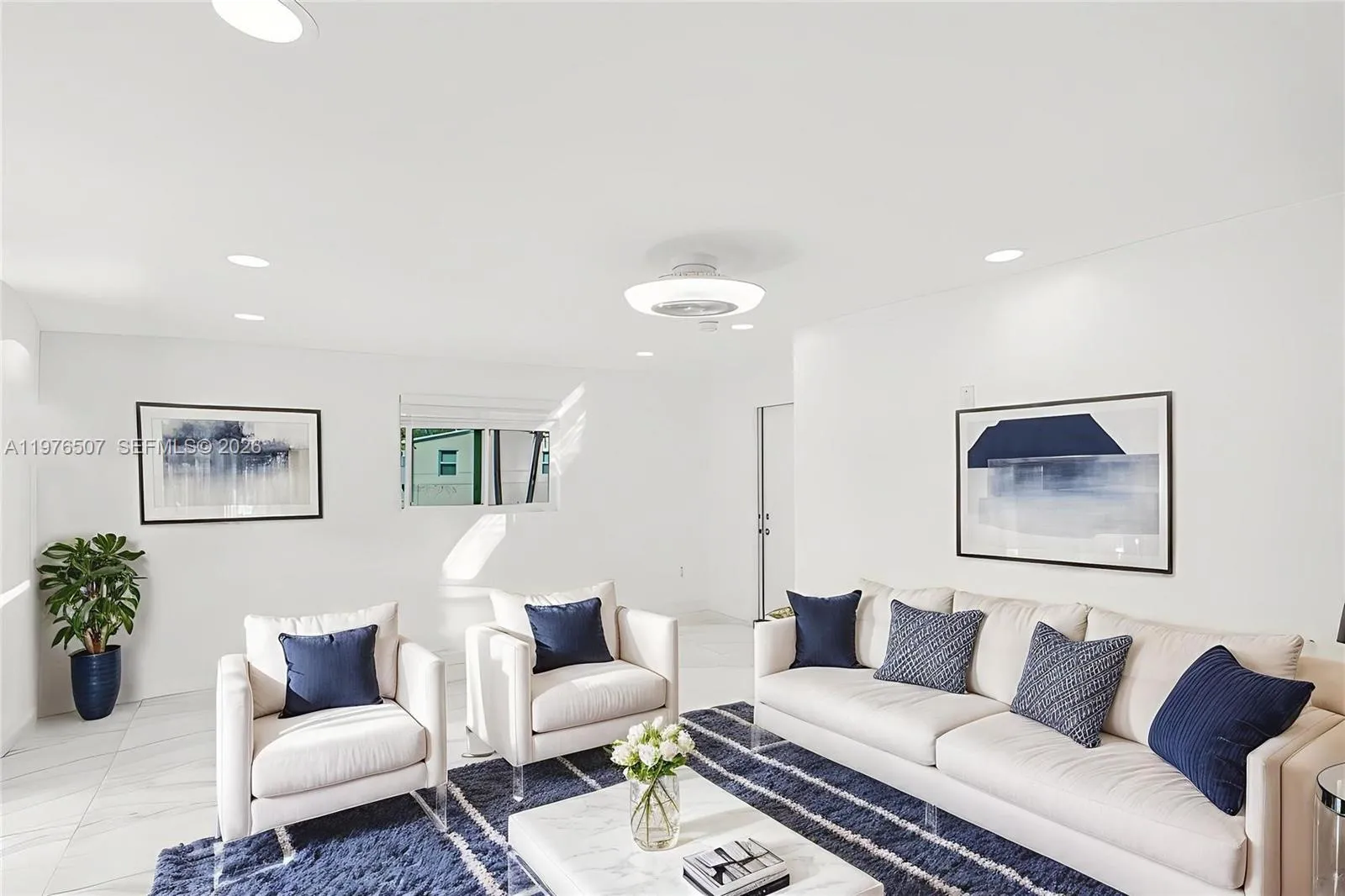 BRIGHT AND SPACIOUS UNIT COMBINING THE PERFECT SPACE FOR LOUNGING WITH GUESTS!