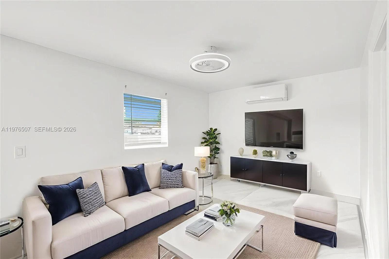 ANOTHER BRIGHT AND SPACIOUS UNIT WITH THE PERFECT SPOT TO ENTERTAIN YOUR FRIENDS AND FAMILY!