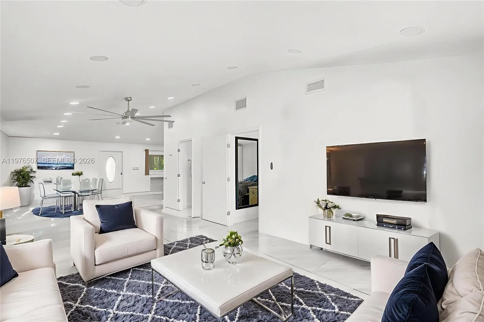 WIDE OPEN CONCEPT THAT PROVIDES GREAT COMFORT AND LIGHT!
