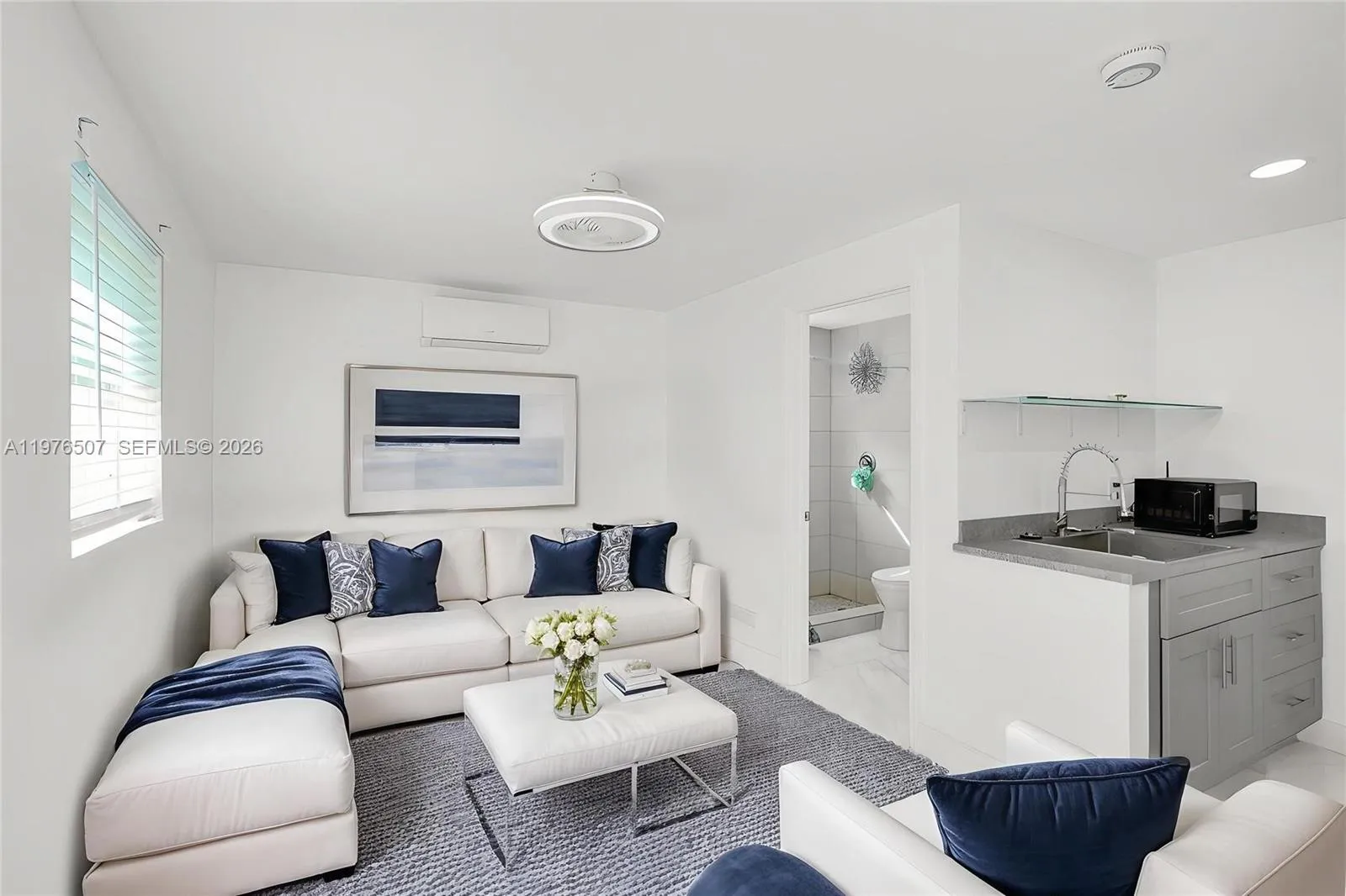 ANOTHER BRIGHT AND SPACIOUS UNIT WITH THE PERFECT SPOT TO ENTERTAIN YOUR FRIENDS AND FAMILY!