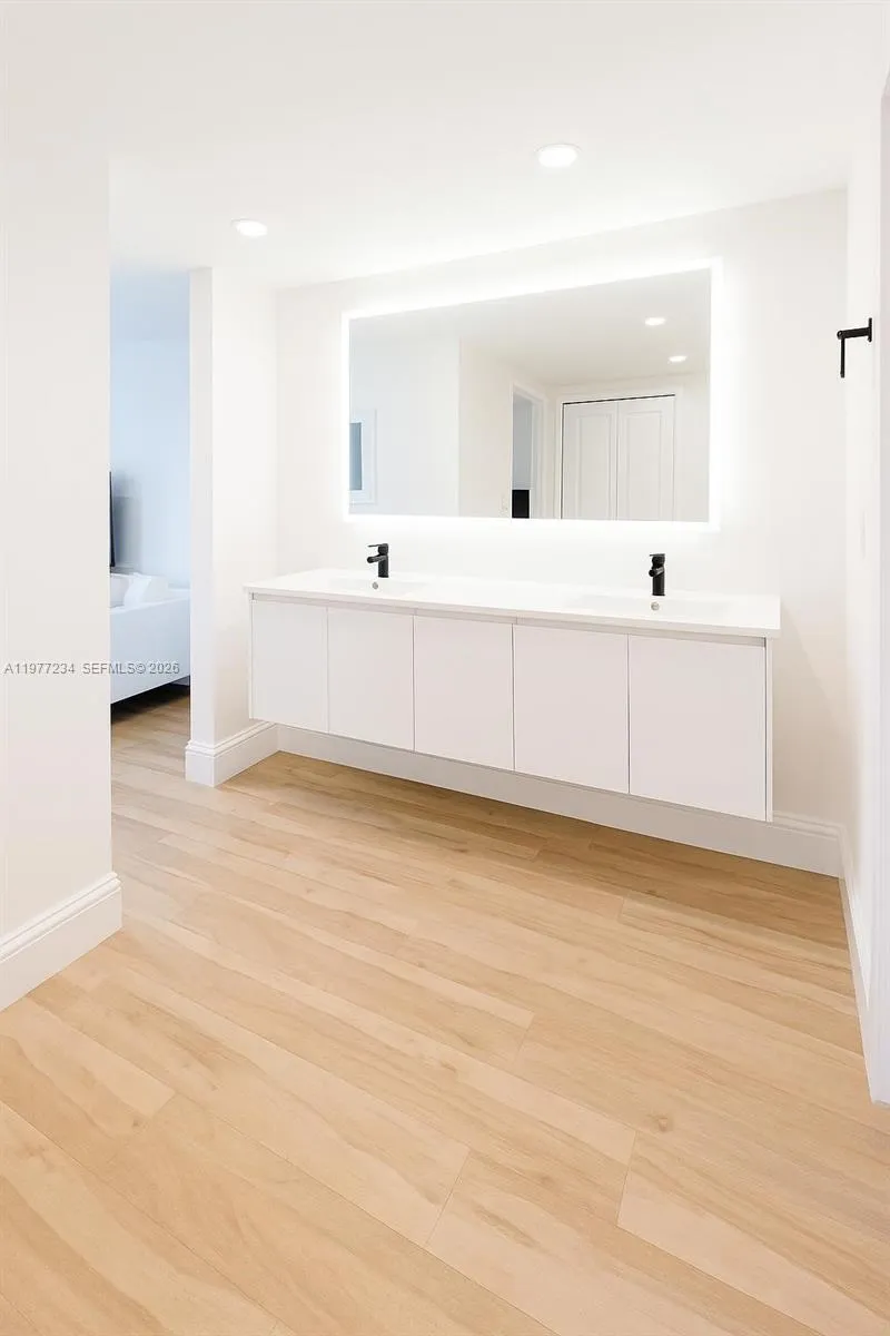 199 Ocean Lane Dr 115, Key Biscayne, Florida 33149, Key Biscayne, Florida 33149, 3 Bedrooms Bedrooms, ,2 BathroomsBathrooms,Residential Lease,For Rent,199 Ocean Lane Dr 115, Key Biscayne, Florida 33149,A11977234