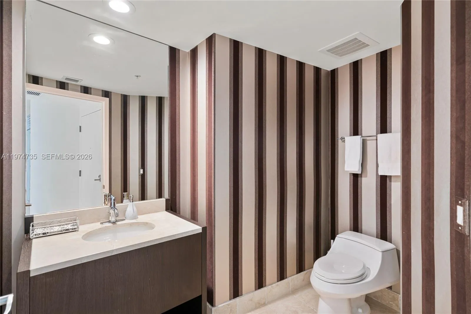 Half bathroom / Powder room