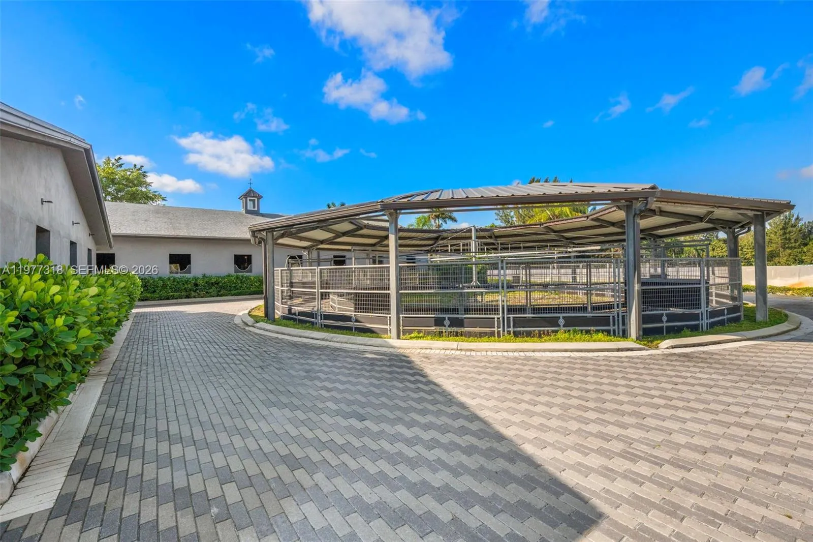 Covered electric 6-horse walker with lighting.