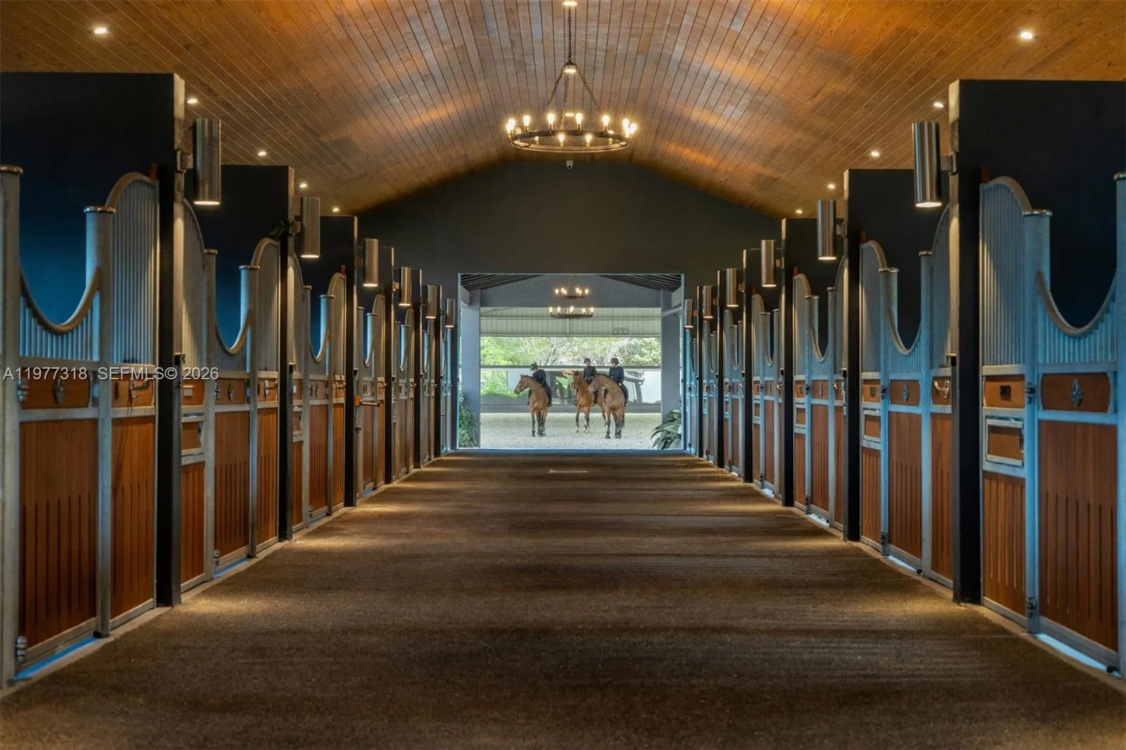 Stunning stable with 31 large Rower & Rube stalls.