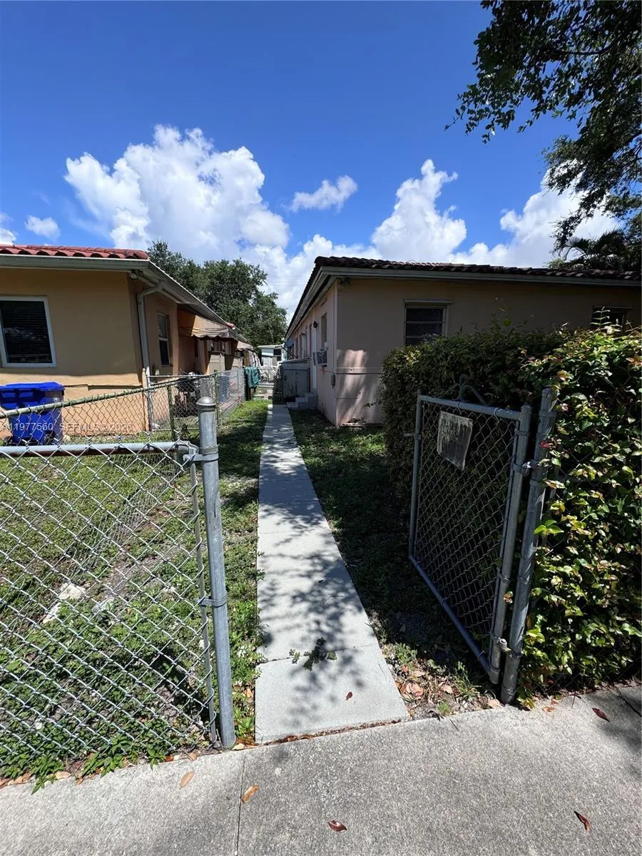 2652 Sw 23rd Ave Back, Miami, Florida 33133, Miami, Florida 33133, ,1 BathroomBathrooms,Residential Lease,For Rent,2652 Sw 23rd Ave Back, Miami, Florida 33133,A11977560