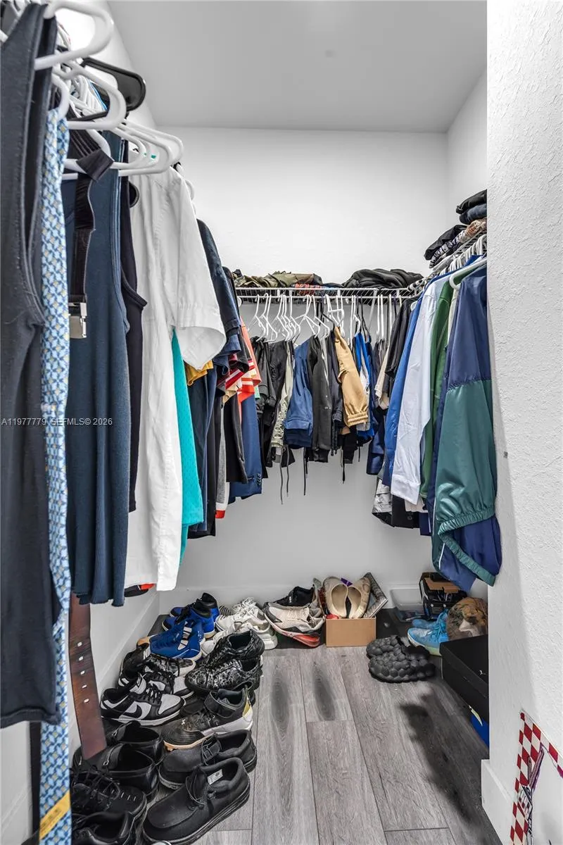 2 bedroom\'s Walking Closet