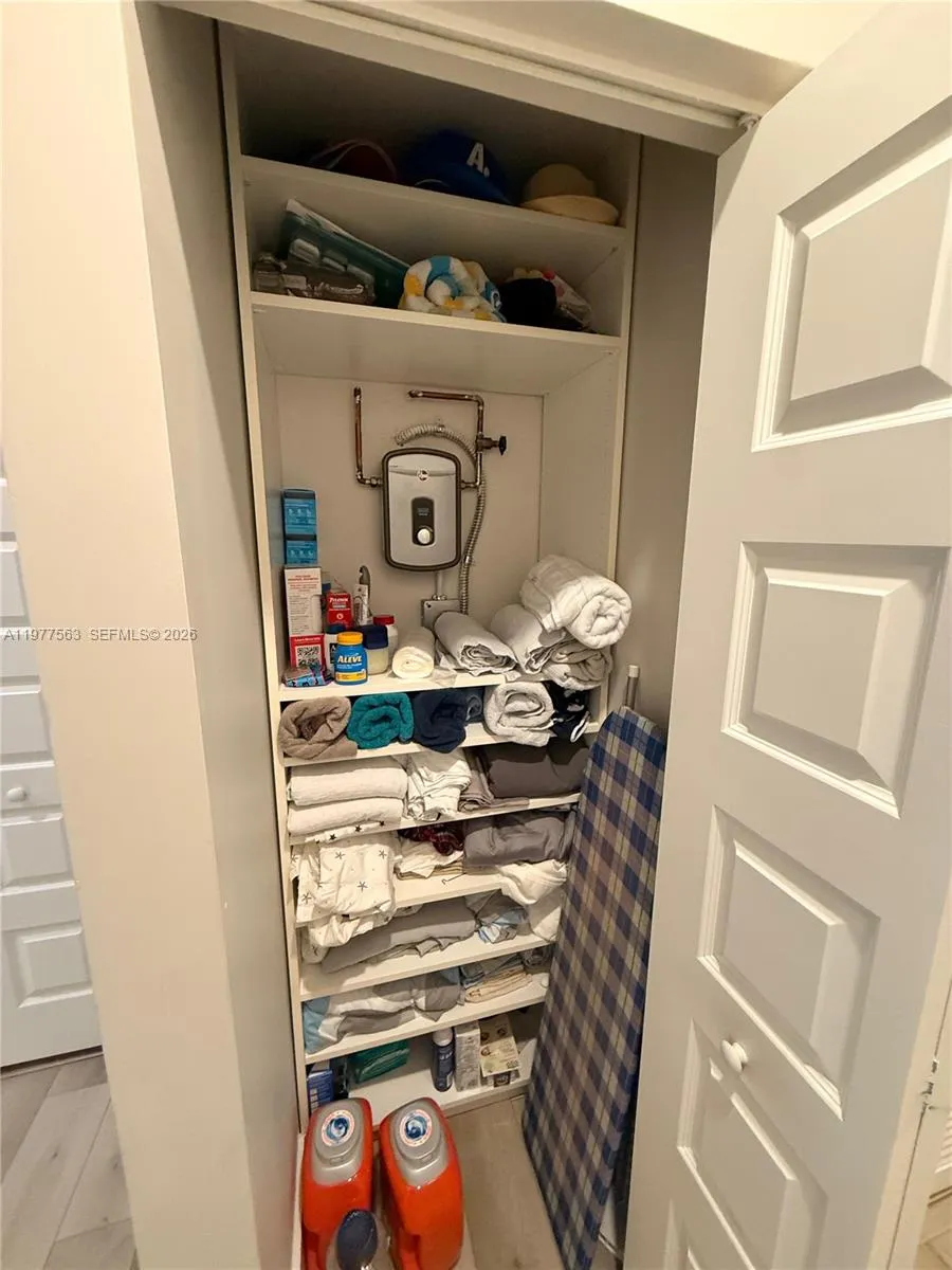 4900 Nw 83rd Path, Doral, Florida 33166, Doral, Florida 33166, 4 Bedrooms Bedrooms, ,2 BathroomsBathrooms,Residential Lease,For Rent,4900 Nw 83rd Path, Doral, Florida 33166,A11977563