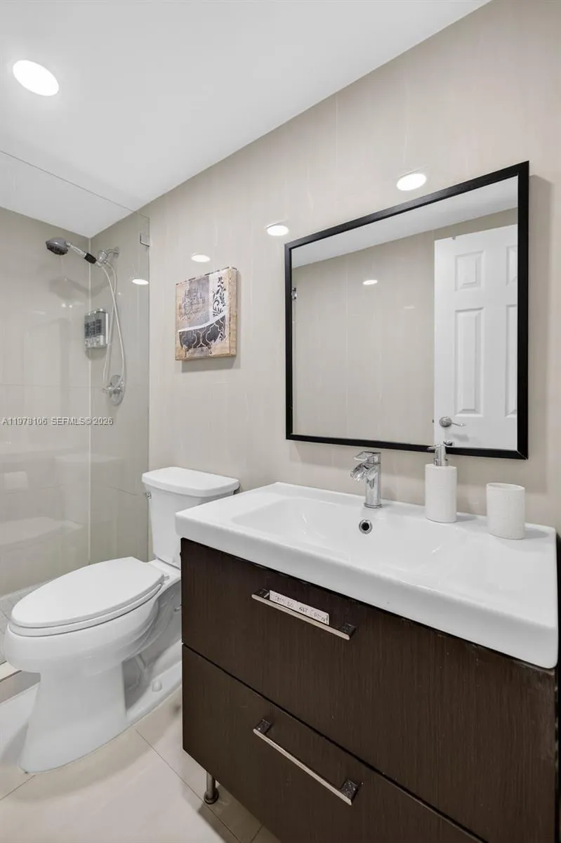 3801 S Ocean Dr 4r, Hollywood, Florida 33019, Hollywood, Florida 33019, 1 Bedroom Bedrooms, ,1 BathroomBathrooms,Residential Lease,For Rent,3801 S Ocean Dr 4r, Hollywood, Florida 33019,A11978106