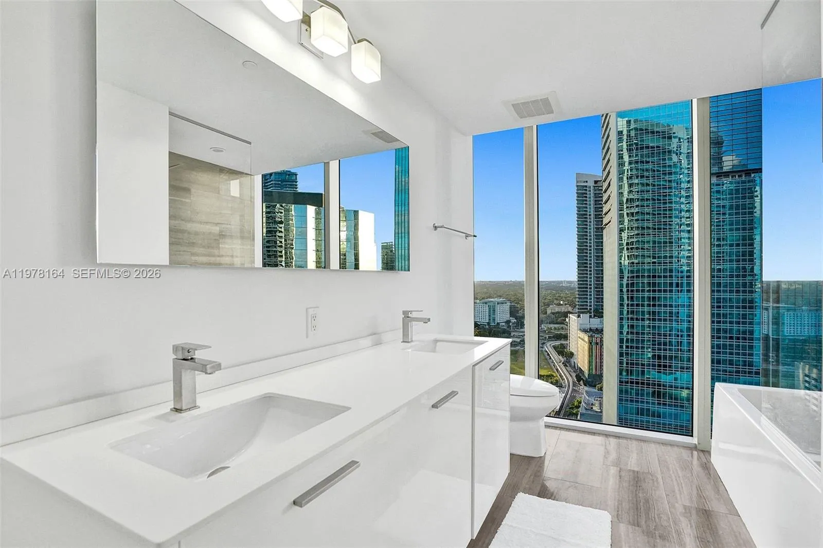 1300 Brickell Bay Dr 2702, Miami, Florida 33131, Miami, Florida 33131, 2 Bedrooms Bedrooms, ,2 BathroomsBathrooms,Residential Lease,For Rent,1300 Brickell Bay Dr 2702, Miami, Florida 33131,A11978164