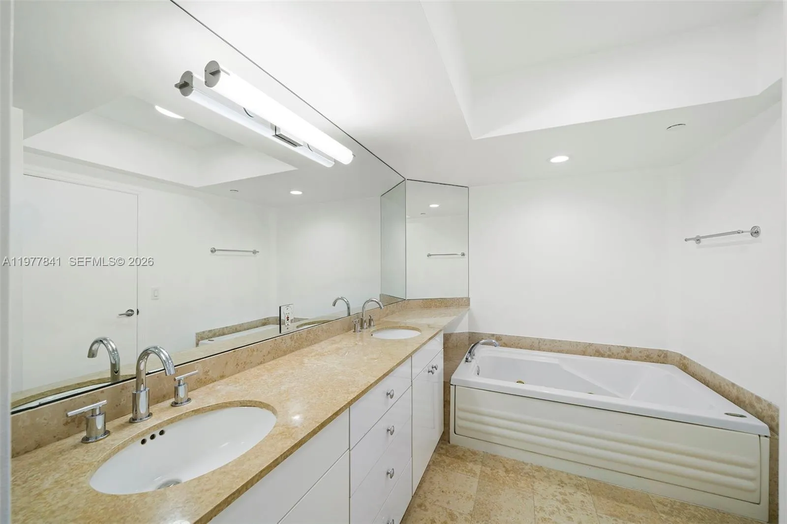4775 Collins Ave 2507, Miami Beach, Florida 33140, Miami Beach, Florida 33140, 2 Bedrooms Bedrooms, ,2 BathroomsBathrooms,Residential Lease,For Rent,4775 Collins Ave 2507, Miami Beach, Florida 33140,A11977841