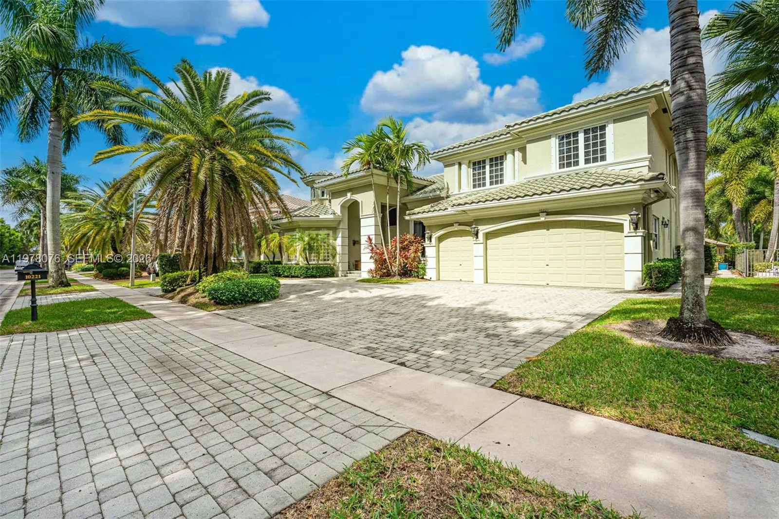 10221 Blue Palm St, Plantation, Florida 33324, Plantation, Florida 33324, 5 Bedrooms Bedrooms, ,4 BathroomsBathrooms,Residential,For Sale,10221 Blue Palm St, Plantation, Florida 33324,A11978076