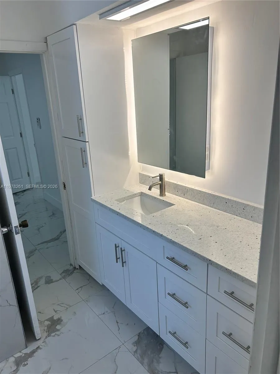 2000 Buchanan St 10, Hollywood, Florida 33020, Hollywood, Florida 33020, 2 Bedrooms Bedrooms, ,1 BathroomBathrooms,Residential Lease,For Rent,2000 Buchanan St 10, Hollywood, Florida 33020,A11978261