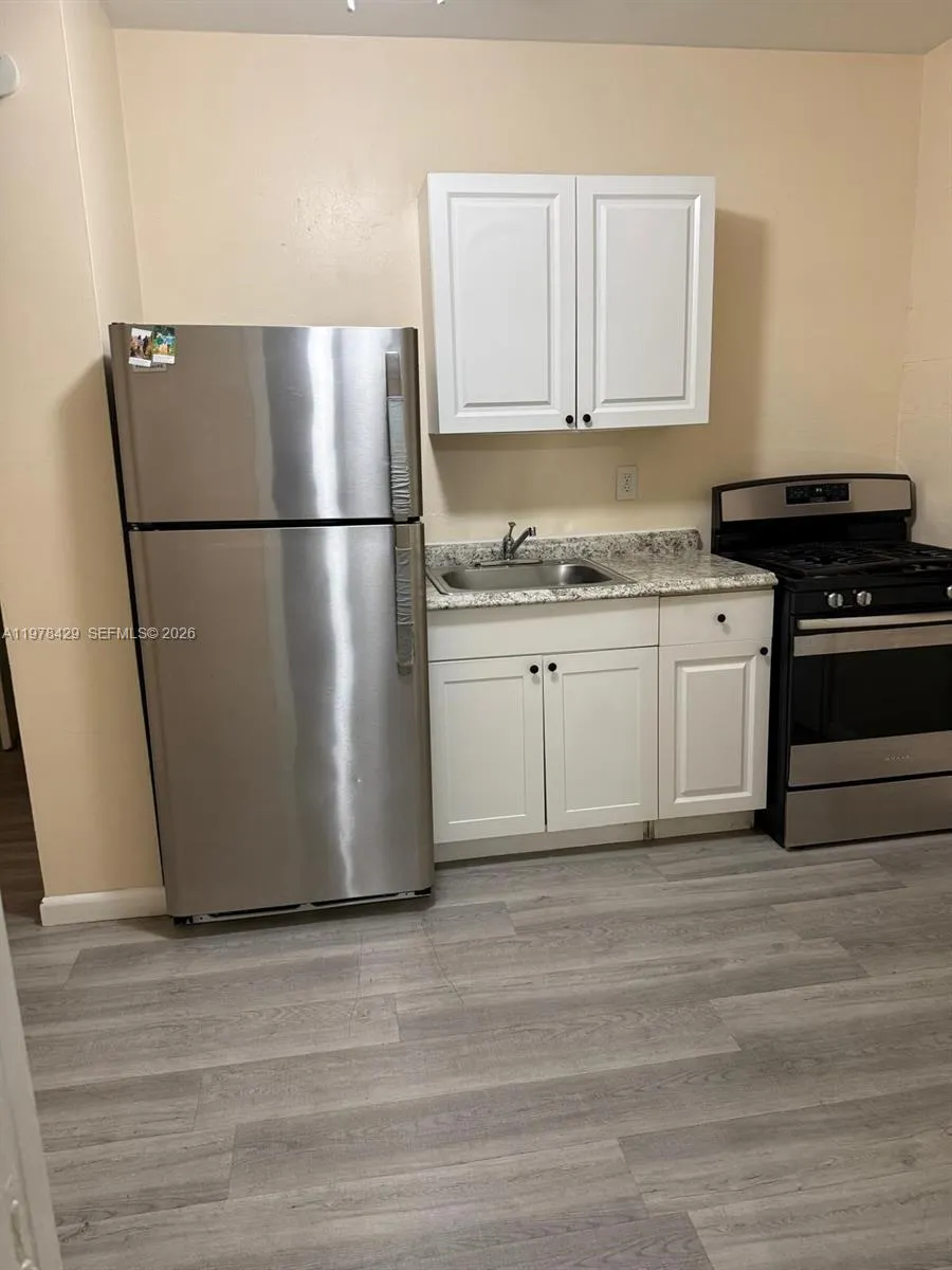 1708 Hayes St 3, Hollywood, Florida 33020, Hollywood, Florida 33020, 1 Bedroom Bedrooms, ,1 BathroomBathrooms,Residential Lease,For Rent,1708 Hayes St 3, Hollywood, Florida 33020,A11978429