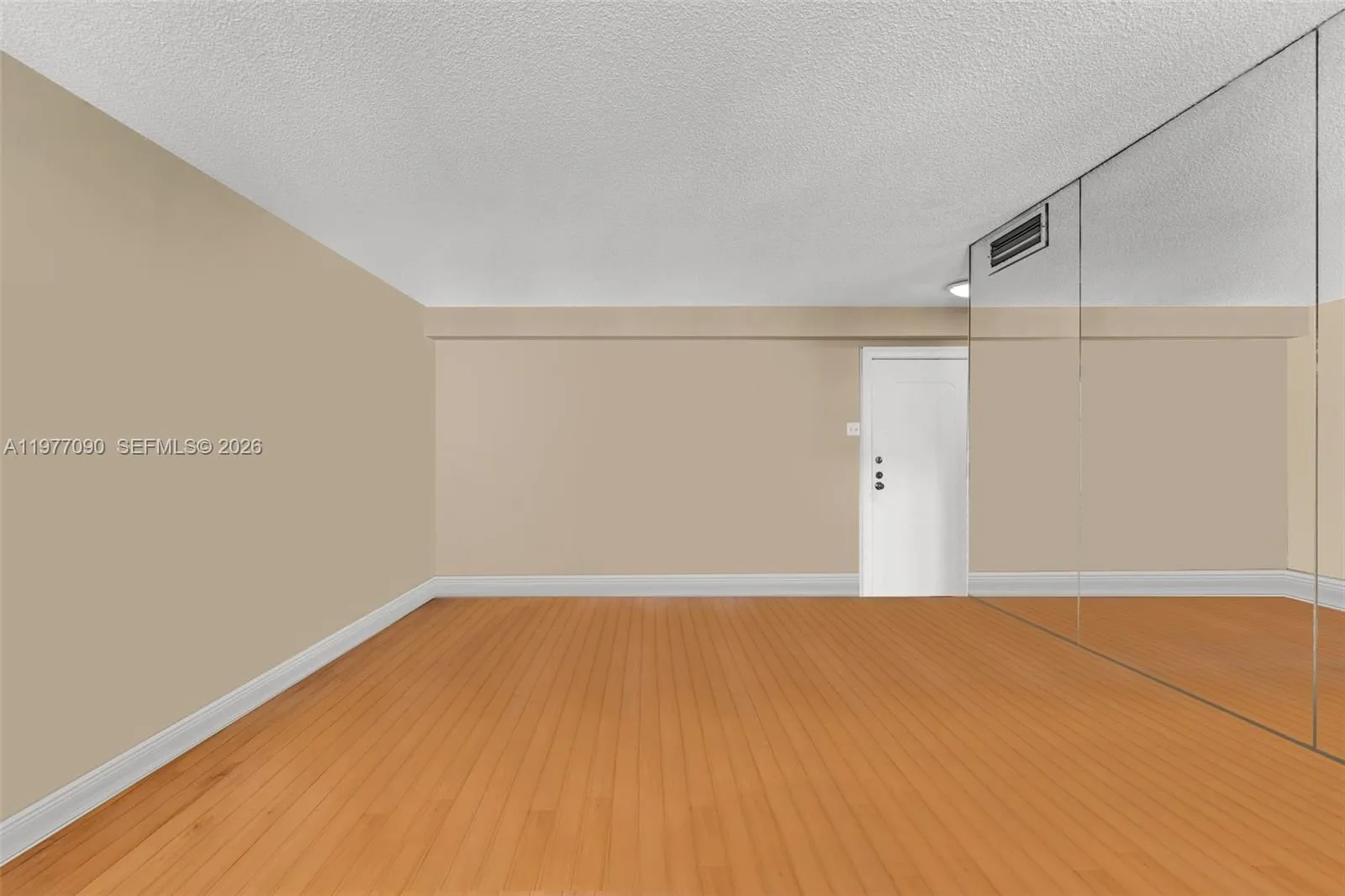 VIRTUAL PHOTO SHOWING EMPTY LIVING ROOM