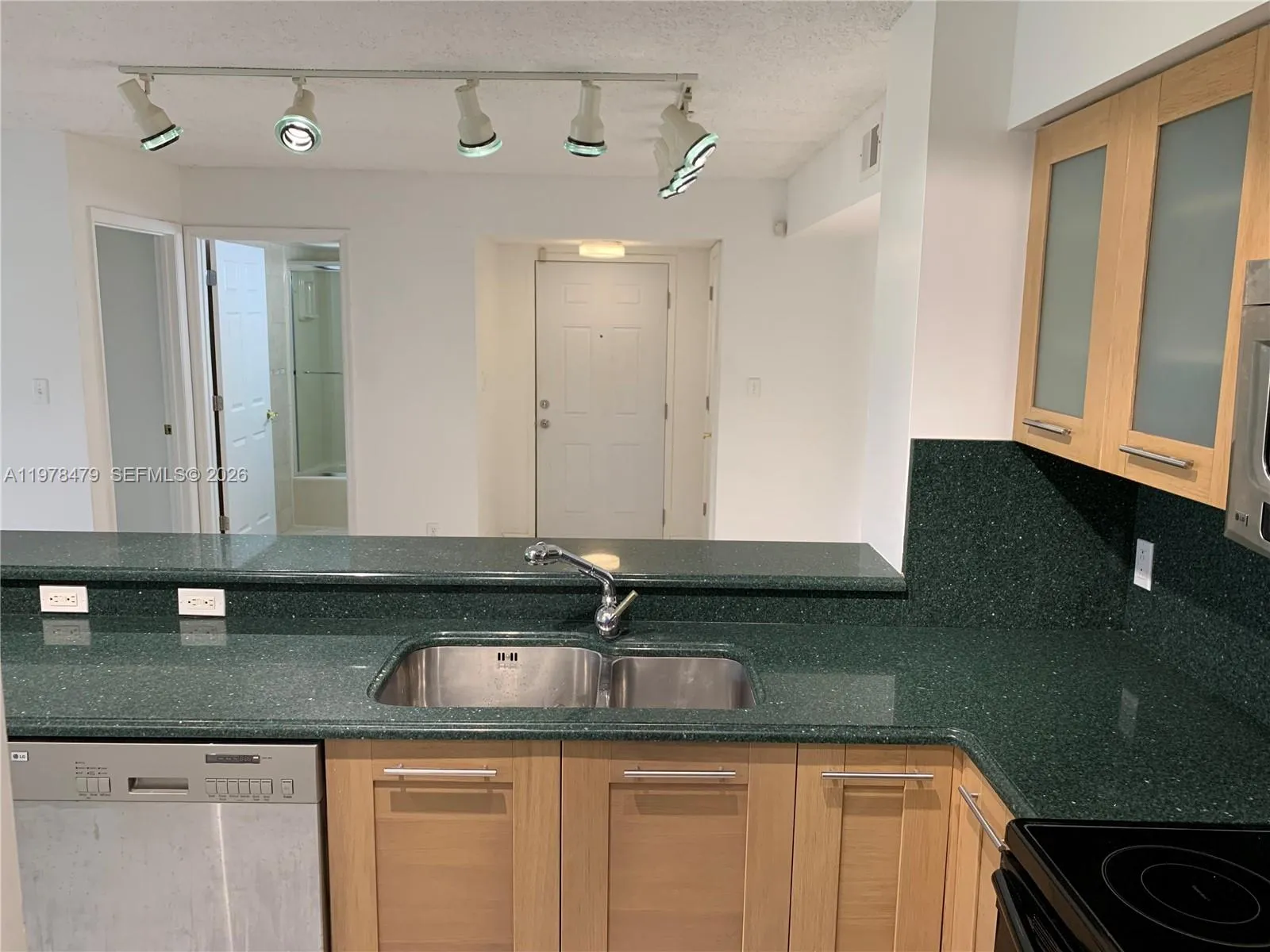 570 S Park Rd 13-6, Hollywood, Florida 33021, Hollywood, Florida 33021, 2 Bedrooms Bedrooms, ,2 BathroomsBathrooms,Residential Lease,For Rent,570 S Park Rd 13-6, Hollywood, Florida 33021,A11978479