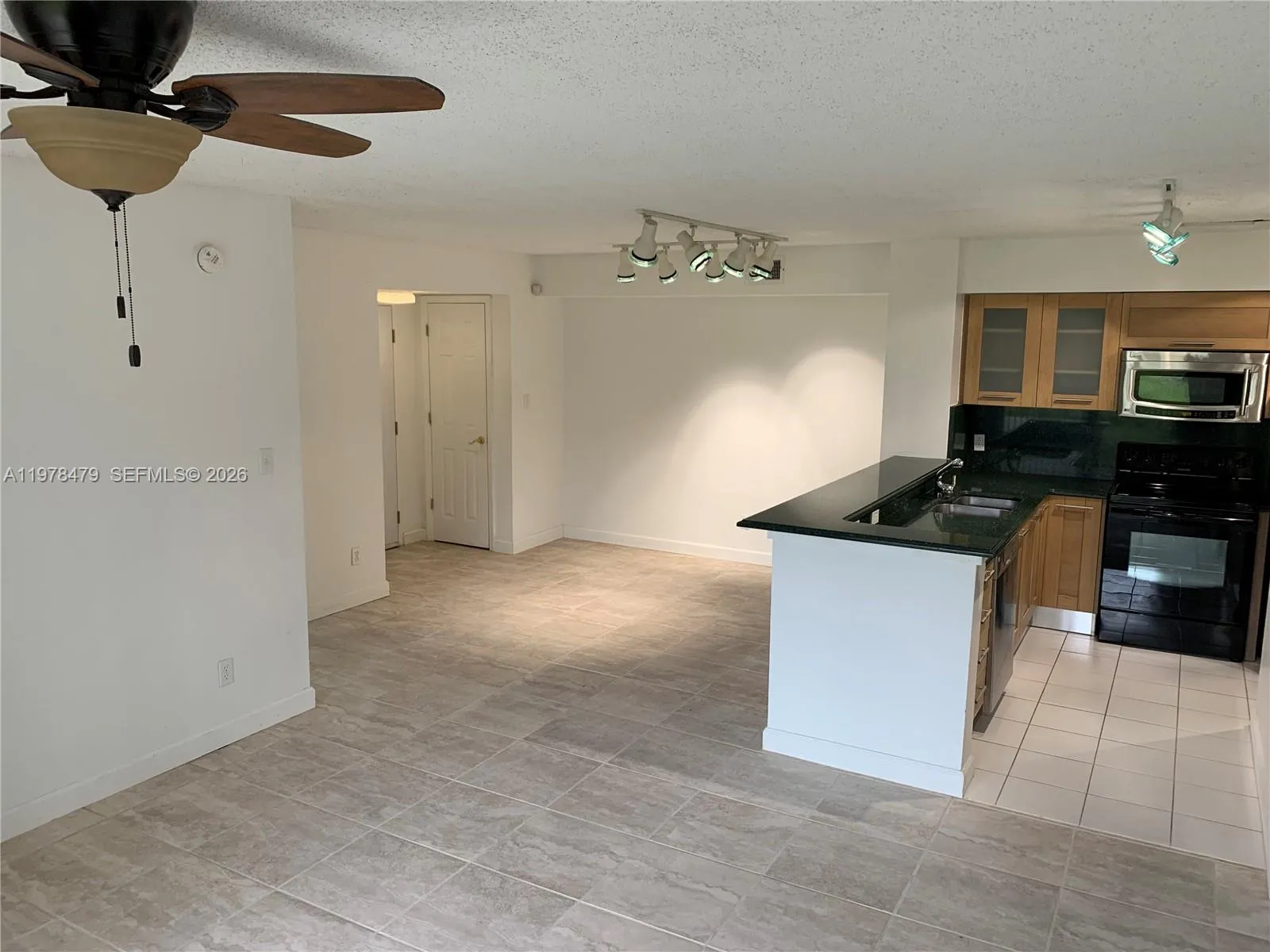 570 S Park Rd 13-6, Hollywood, Florida 33021, Hollywood, Florida 33021, 2 Bedrooms Bedrooms, ,2 BathroomsBathrooms,Residential Lease,For Rent,570 S Park Rd 13-6, Hollywood, Florida 33021,A11978479