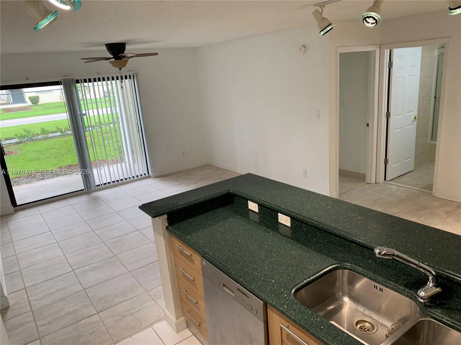 570 S Park Rd 13-6, Hollywood, Florida 33021, Hollywood, Florida 33021, 2 Bedrooms Bedrooms, ,2 BathroomsBathrooms,Residential Lease,For Rent,570 S Park Rd 13-6, Hollywood, Florida 33021,A11978479