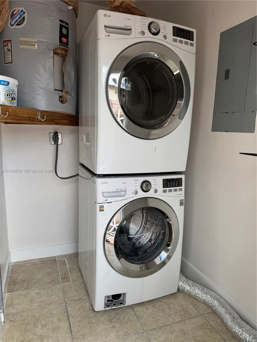 6322 Eaton St 1-2, Hollywood, Florida 33024, Hollywood, Florida 33024, 2 Bedrooms Bedrooms, ,1 BathroomBathrooms,Residential Lease,For Rent,6322 Eaton St 1-2, Hollywood, Florida 33024,A11978639