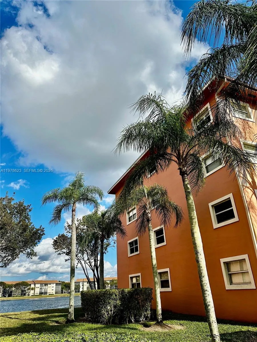 LAKEFRONT-FIRST FLOOR MAGNOLIA CORNER UNIT