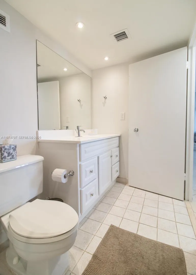 9195 Collins Ave 711, Surfside, Florida 33154, Surfside, Florida 33154, 1 Bedroom Bedrooms, ,1 BathroomBathrooms,Residential Lease,For Rent,9195 Collins Ave 711, Surfside, Florida 33154,A11978797