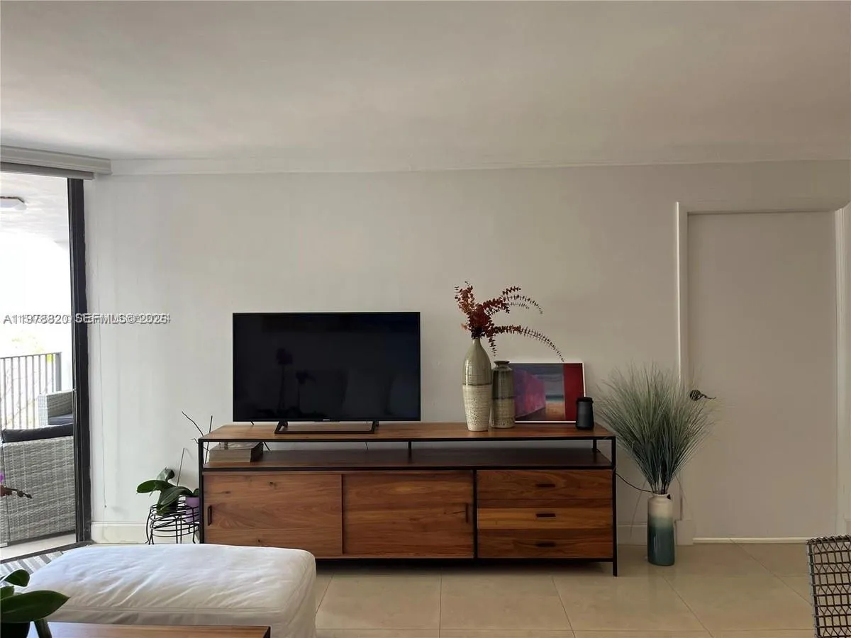 1865 Brickell Ave A406, Miami, Florida 33129, Miami, Florida 33129, 1 Bedroom Bedrooms, ,1 BathroomBathrooms,Residential Lease,For Rent,1865 Brickell Ave A406, Miami, Florida 33129,A11978820