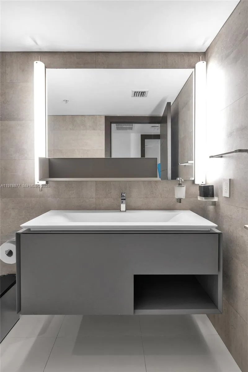 31 Se 5th St 407, Miami, Florida 33131, Miami, Florida 33131, 1 Bedroom Bedrooms, ,1 BathroomBathrooms,Residential Lease,For Rent,31 Se 5th St 407, Miami, Florida 33131,A11978877