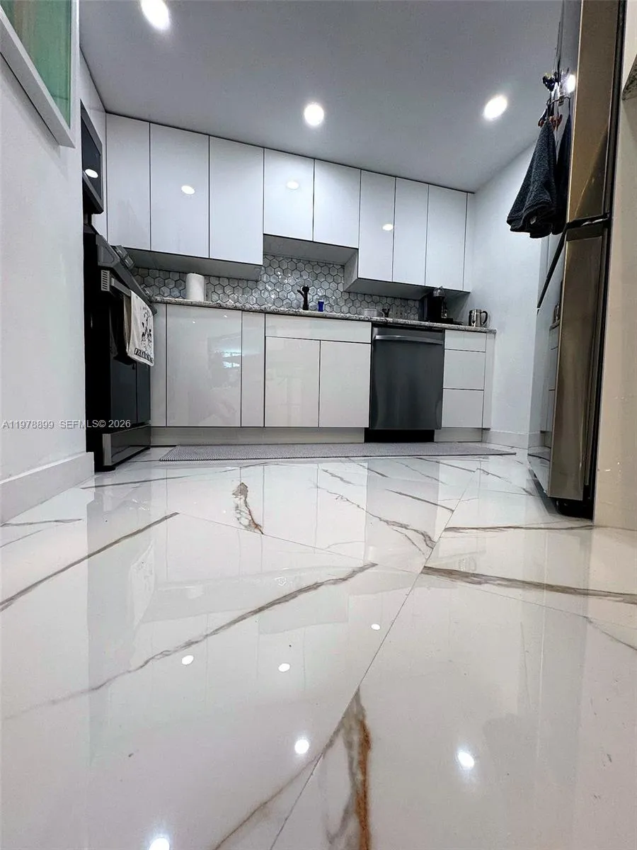 999 Brickell Bay Dr 710, Miami, Florida 33131, Miami, Florida 33131, 2 Bedrooms Bedrooms, ,2 BathroomsBathrooms,Residential Lease,For Rent,999 Brickell Bay Dr 710, Miami, Florida 33131,A11978899