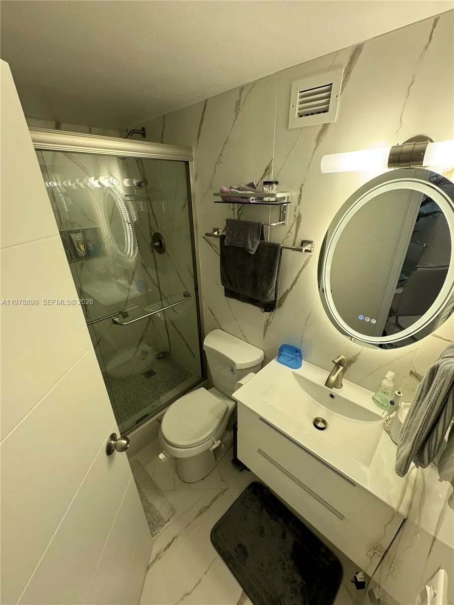 999 Brickell Bay Dr 710, Miami, Florida 33131, Miami, Florida 33131, 2 Bedrooms Bedrooms, ,2 BathroomsBathrooms,Residential Lease,For Rent,999 Brickell Bay Dr 710, Miami, Florida 33131,A11978899
