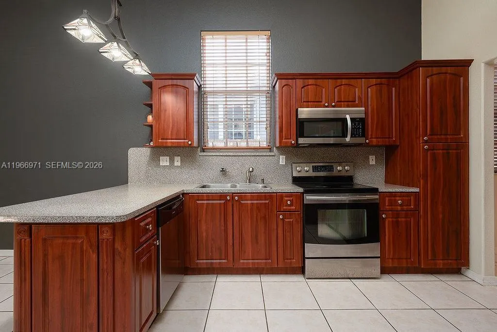 Excellent lighting in kitchen area