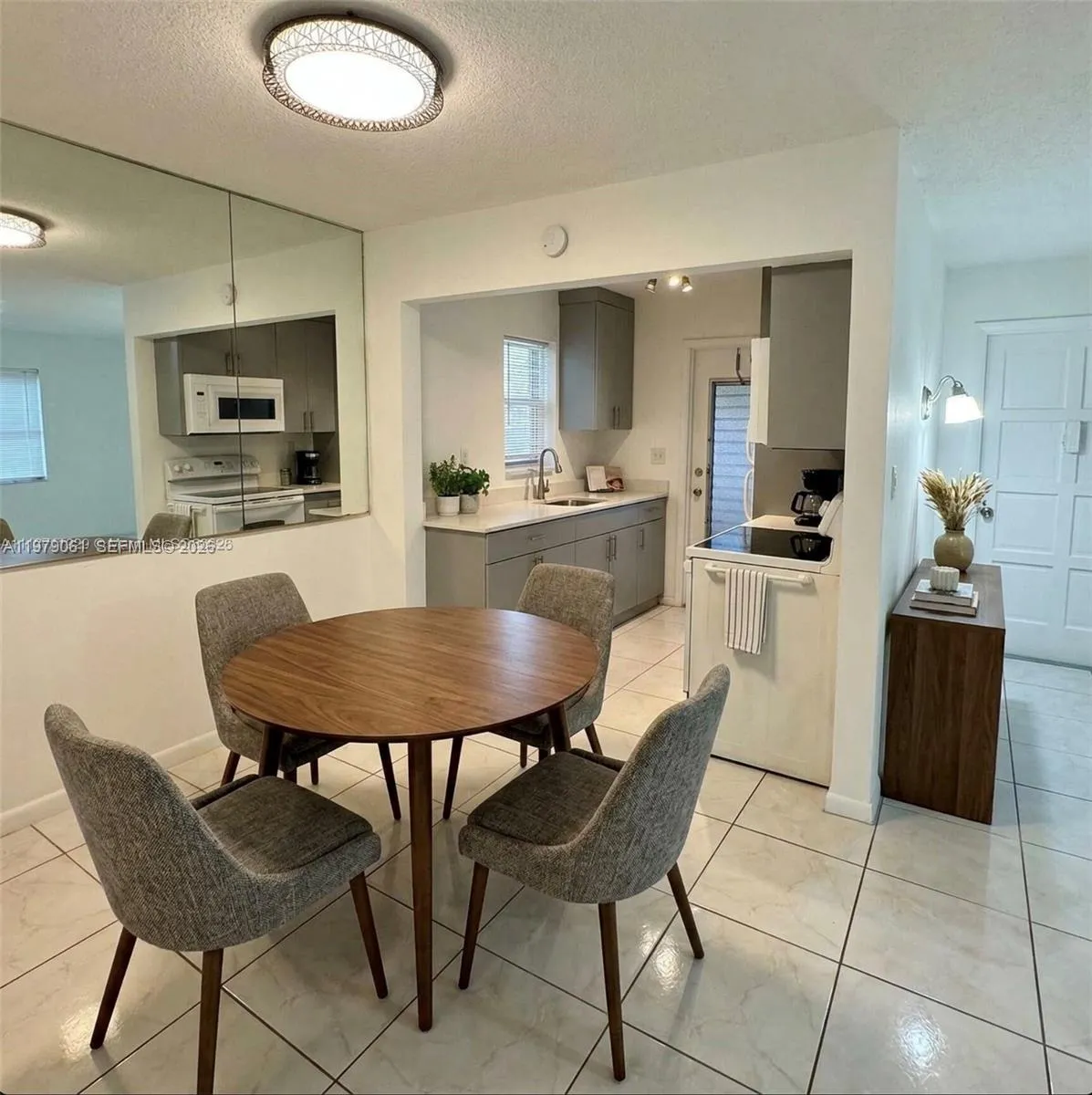 2005 Jefferson St 205, Hollywood, Florida 33020, Hollywood, Florida 33020, 2 Bedrooms Bedrooms, ,2 BathroomsBathrooms,Residential Lease,For Rent,2005 Jefferson St 205, Hollywood, Florida 33020,A11979061