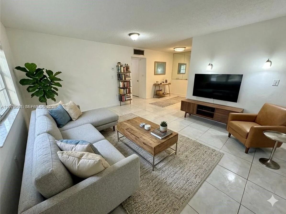 2005 Jefferson St 205, Hollywood, Florida 33020, Hollywood, Florida 33020, 2 Bedrooms Bedrooms, ,2 BathroomsBathrooms,Residential Lease,For Rent,2005 Jefferson St 205, Hollywood, Florida 33020,A11979061