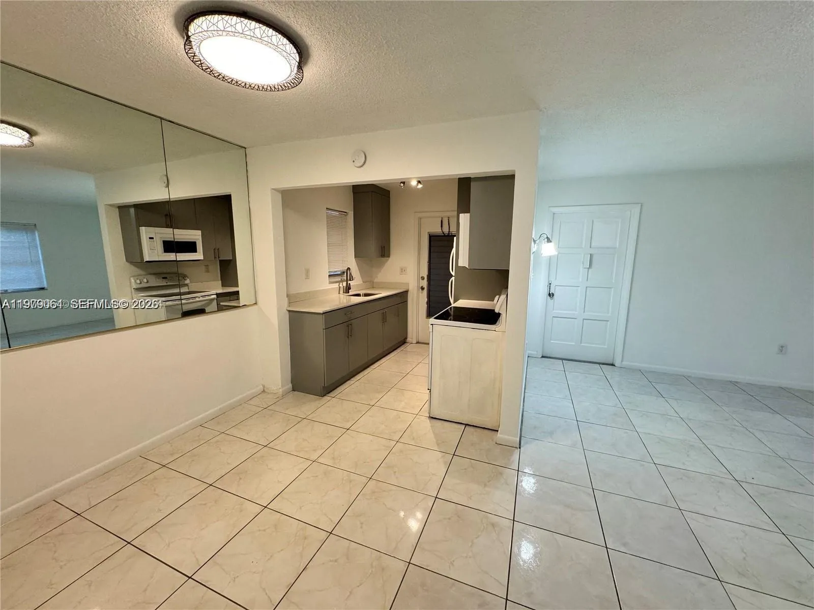 2005 Jefferson St 205, Hollywood, Florida 33020, Hollywood, Florida 33020, 2 Bedrooms Bedrooms, ,2 BathroomsBathrooms,Residential Lease,For Rent,2005 Jefferson St 205, Hollywood, Florida 33020,A11979061