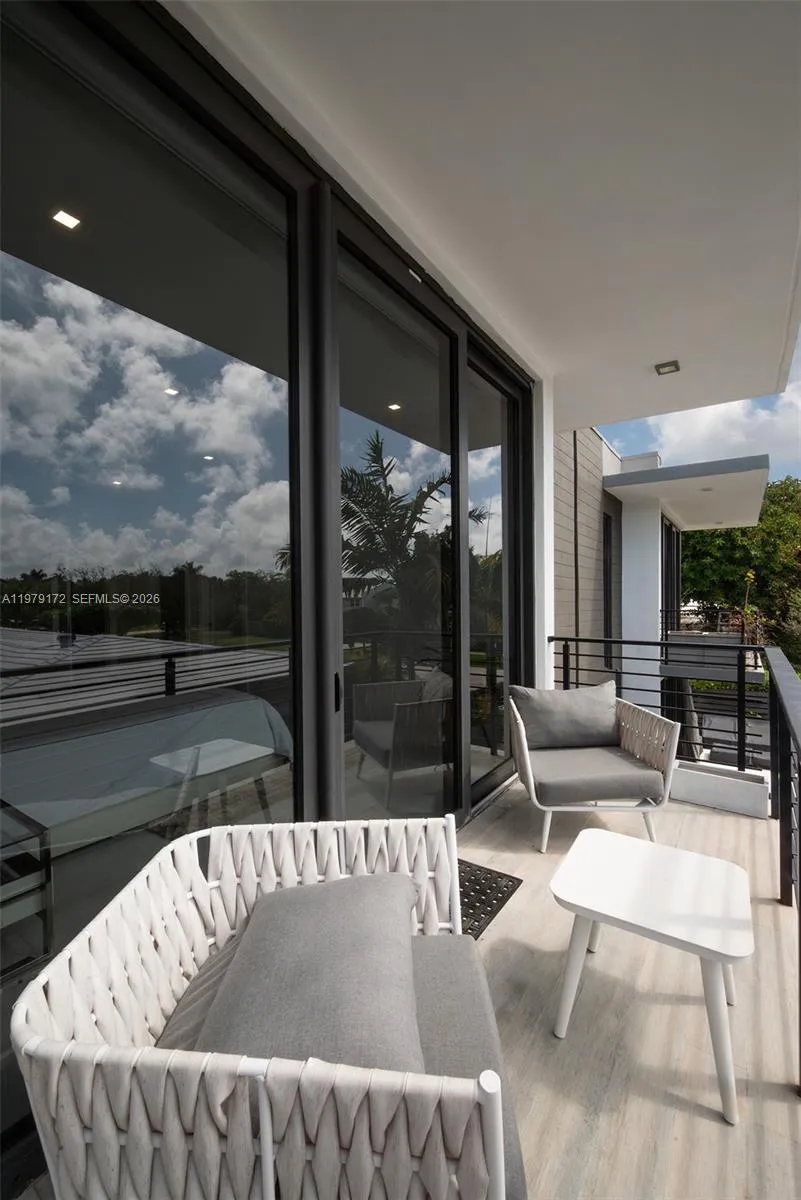 2516 Ne 21st St B, Fort Lauderdale, Florida 33305, Fort Lauderdale, Florida 33305, 3 Bedrooms Bedrooms, ,3 BathroomsBathrooms,Residential Lease,For Rent,2516 Ne 21st St B, Fort Lauderdale, Florida 33305,A11979172