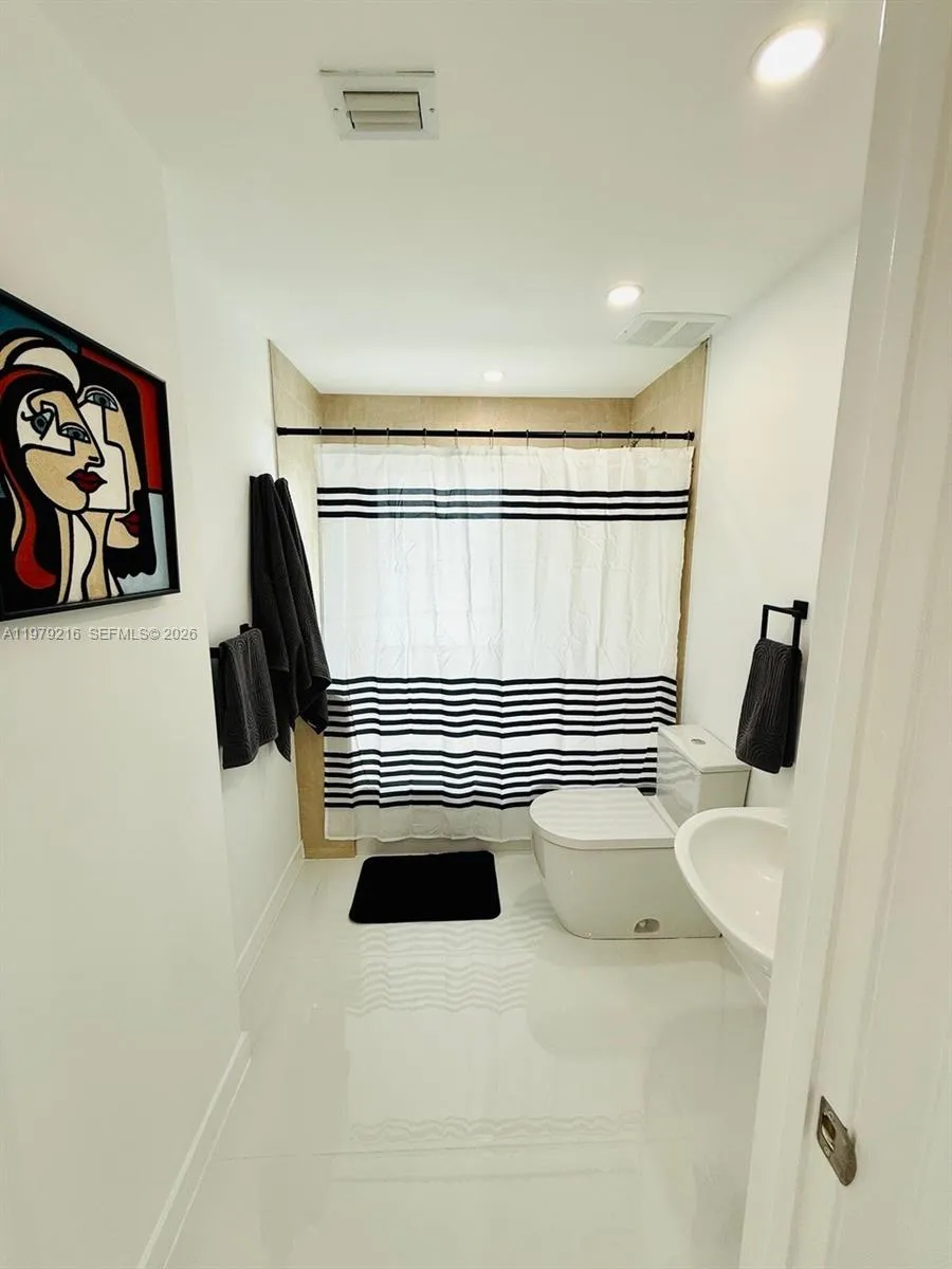 7700 Collins Ave 5, Miami Beach, Florida 33141, Miami Beach, Florida 33141, 2 Bedrooms Bedrooms, ,2 BathroomsBathrooms,Residential Lease,For Rent,7700 Collins Ave 5, Miami Beach, Florida 33141,A11979216