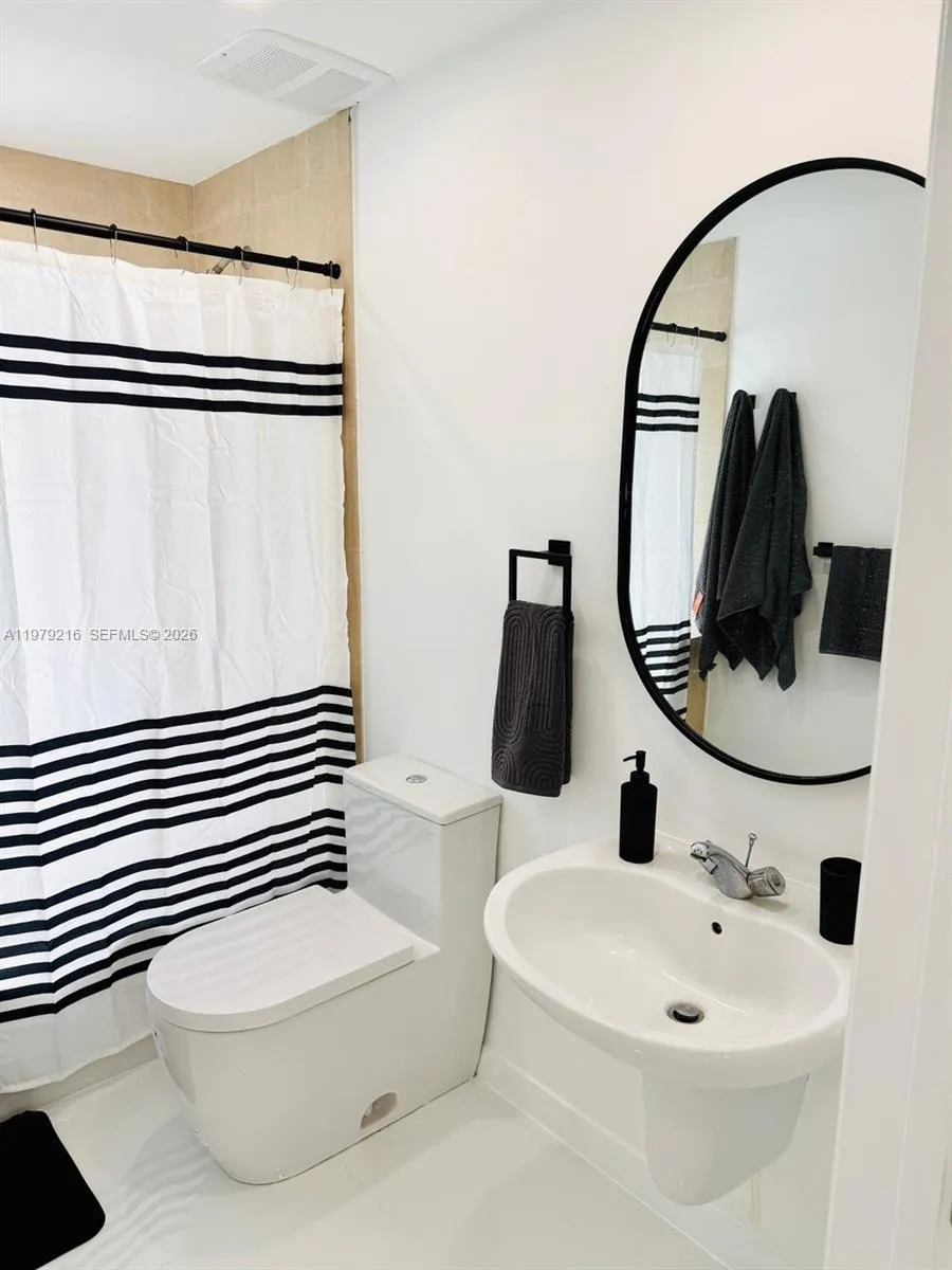 7700 Collins Ave 5, Miami Beach, Florida 33141, Miami Beach, Florida 33141, 2 Bedrooms Bedrooms, ,2 BathroomsBathrooms,Residential Lease,For Rent,7700 Collins Ave 5, Miami Beach, Florida 33141,A11979216