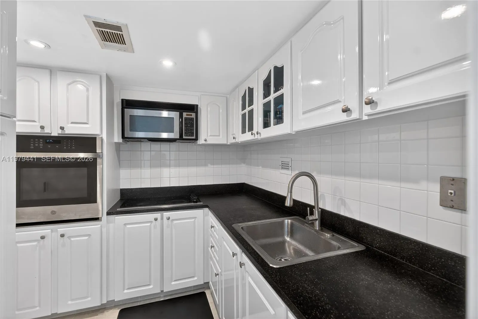 1000 West Ave 923, Miami Beach, Florida 33139, Miami Beach, Florida 33139, 1 Bedroom Bedrooms, ,1 BathroomBathrooms,Residential Lease,For Rent,1000 West Ave 923, Miami Beach, Florida 33139,A11979441