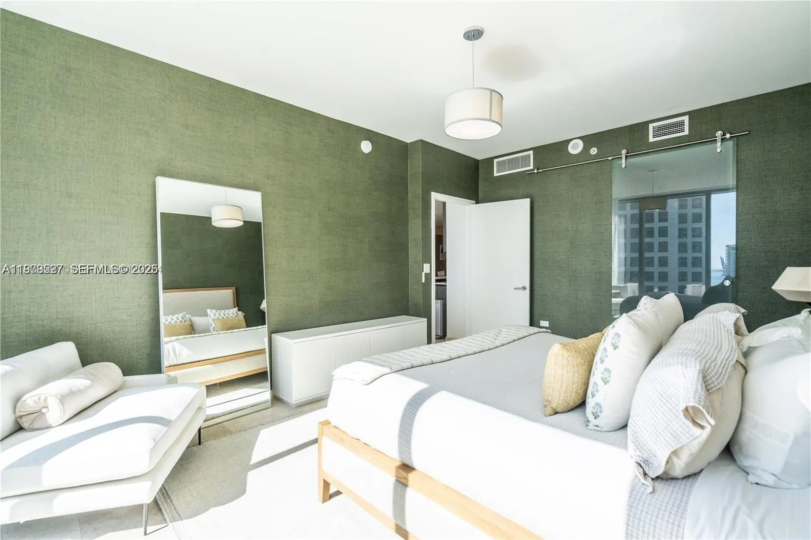 68 Se 6th St 1403, Miami, Florida 33131, Miami, Florida 33131, 3 Bedrooms Bedrooms, ,3 BathroomsBathrooms,Residential Lease,For Rent,68 Se 6th St 1403, Miami, Florida 33131,A11979527