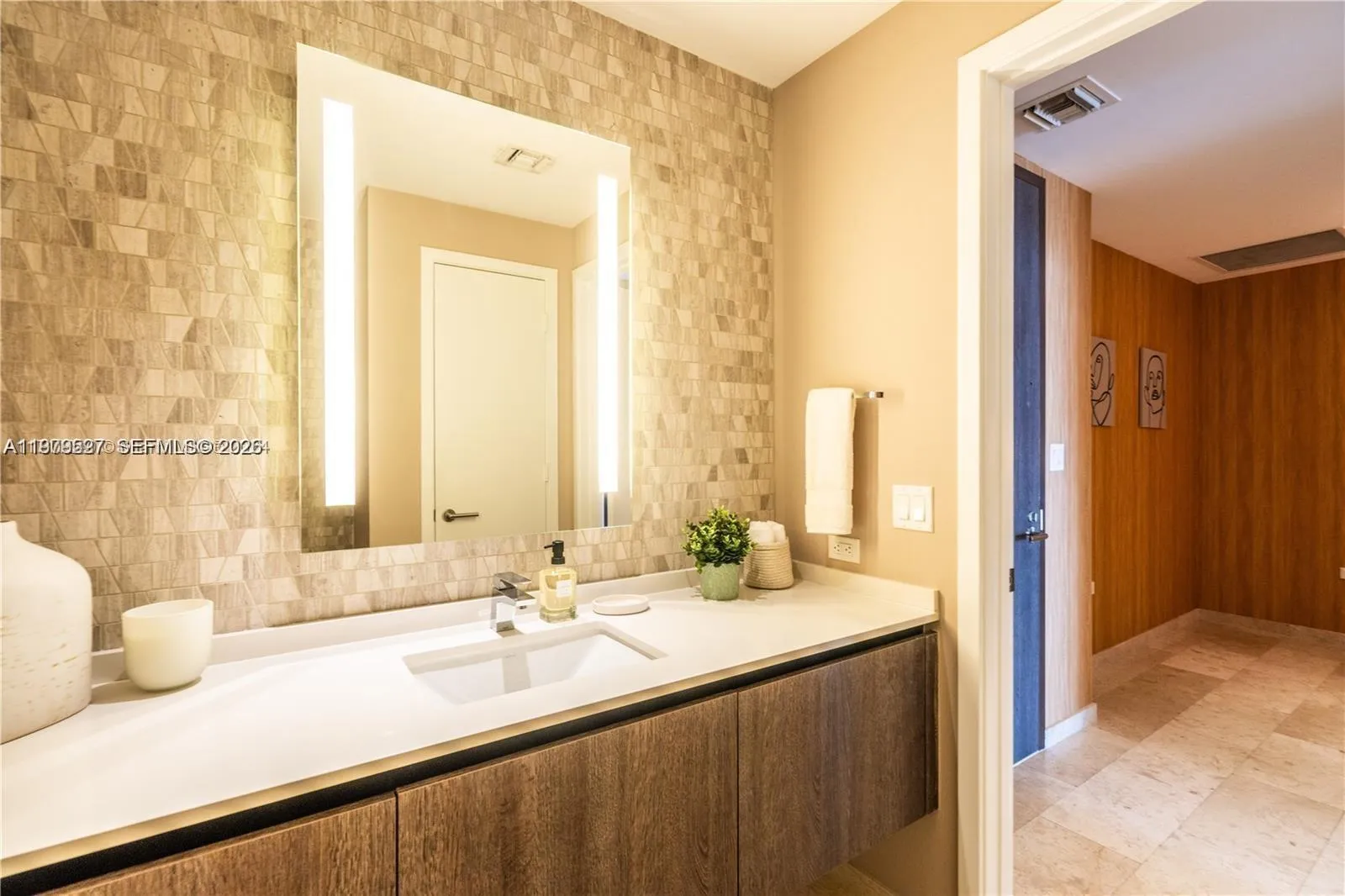 68 Se 6th St 1403, Miami, Florida 33131, Miami, Florida 33131, 3 Bedrooms Bedrooms, ,3 BathroomsBathrooms,Residential Lease,For Rent,68 Se 6th St 1403, Miami, Florida 33131,A11979527