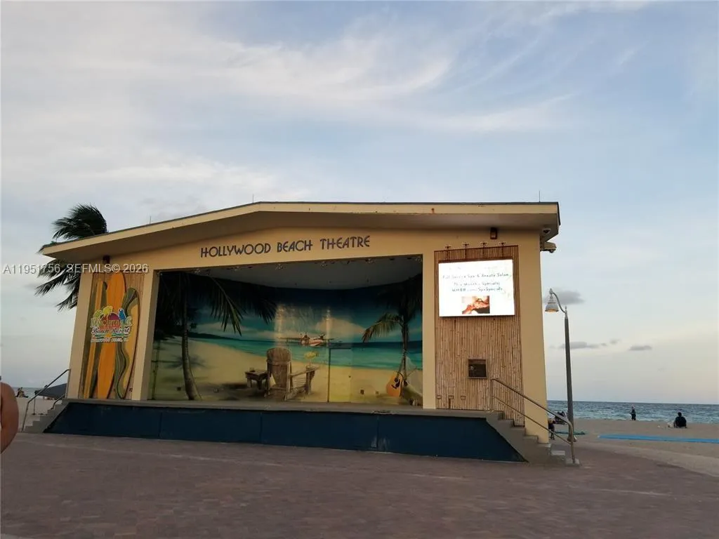 HOLLYWOOD BROADWAKLK BANDSHELL to go enjoy fun times near by