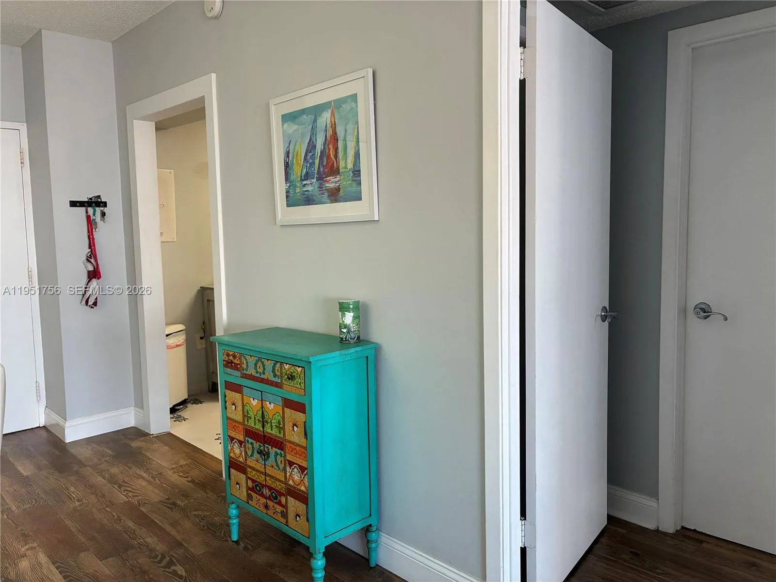 add a beautiful decoration and or vintage furniture piece to the entrance area and it makes the unit delightful