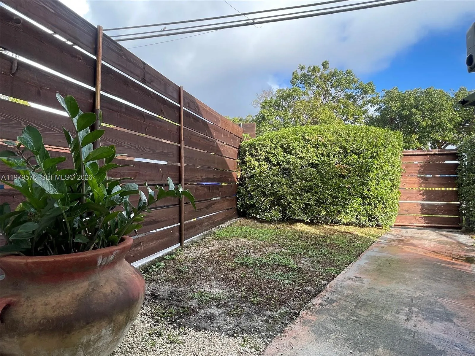 Private fenced in front yard/entrance fronting 26th Terrace
