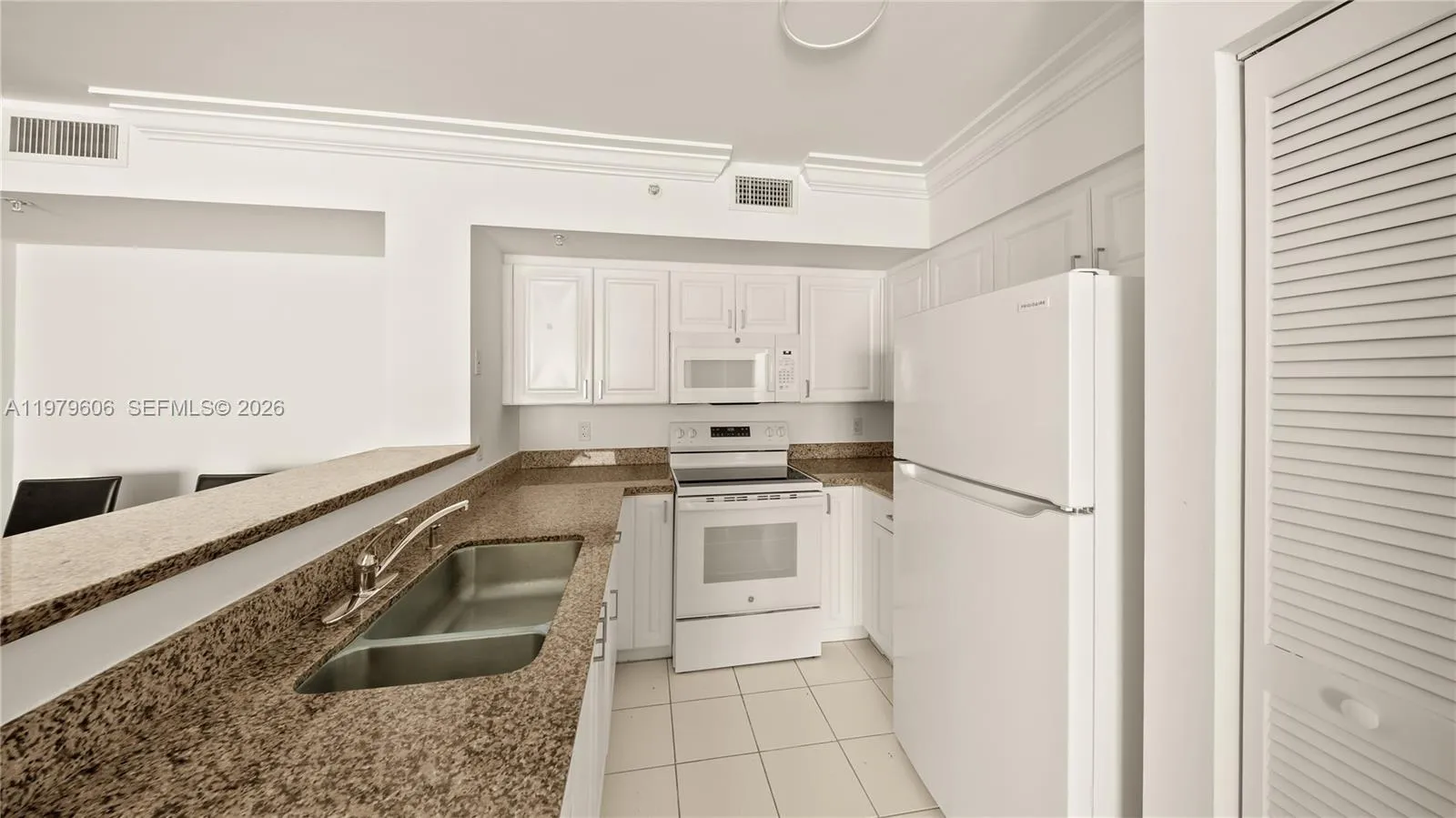 90 Alton Rd 1903, Miami Beach, Florida 33139, Miami Beach, Florida 33139, 2 Bedrooms Bedrooms, ,2 BathroomsBathrooms,Residential Lease,For Rent,90 Alton Rd 1903, Miami Beach, Florida 33139,A11979606