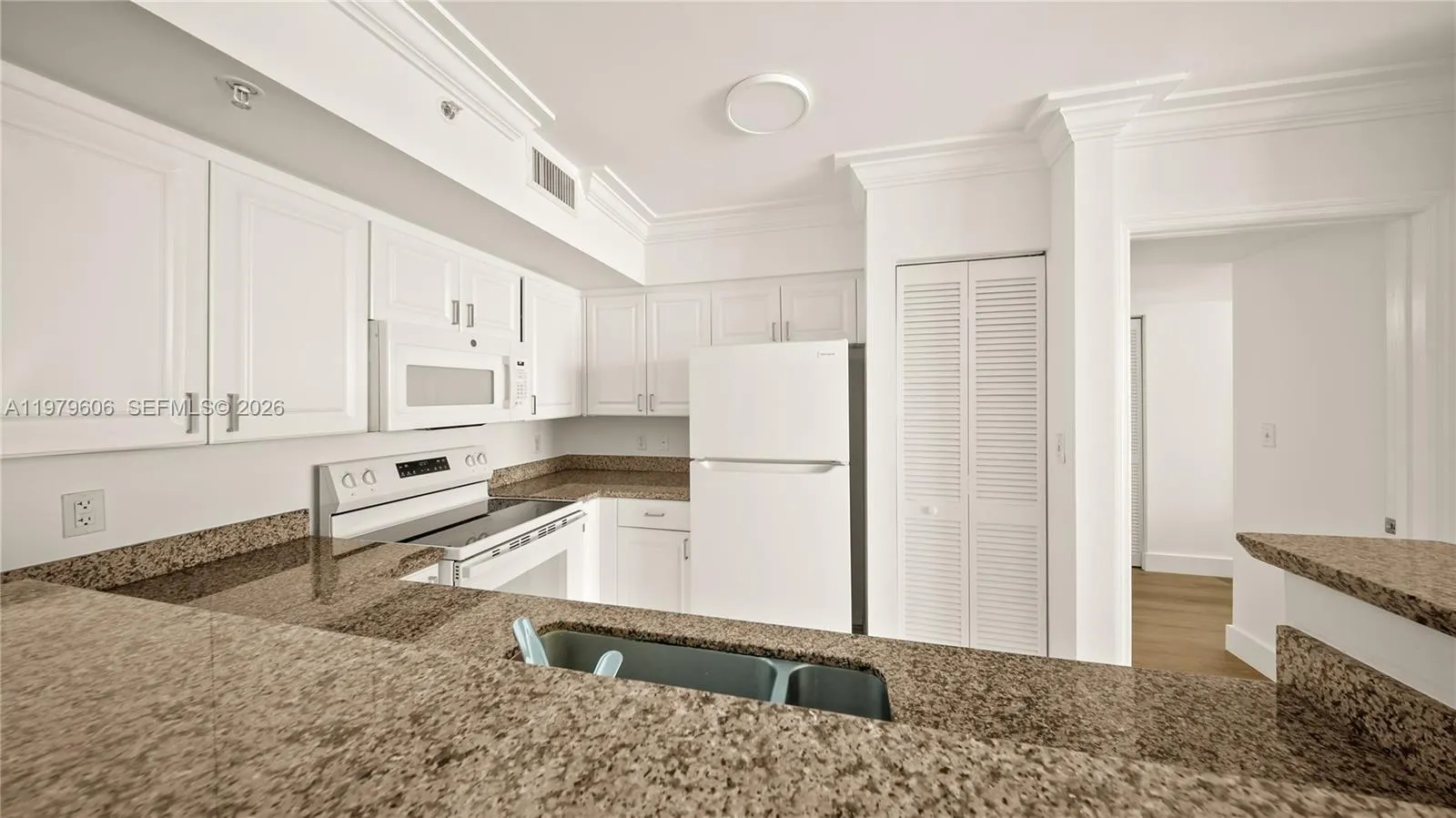 90 Alton Rd 1903, Miami Beach, Florida 33139, Miami Beach, Florida 33139, 2 Bedrooms Bedrooms, ,2 BathroomsBathrooms,Residential Lease,For Rent,90 Alton Rd 1903, Miami Beach, Florida 33139,A11979606